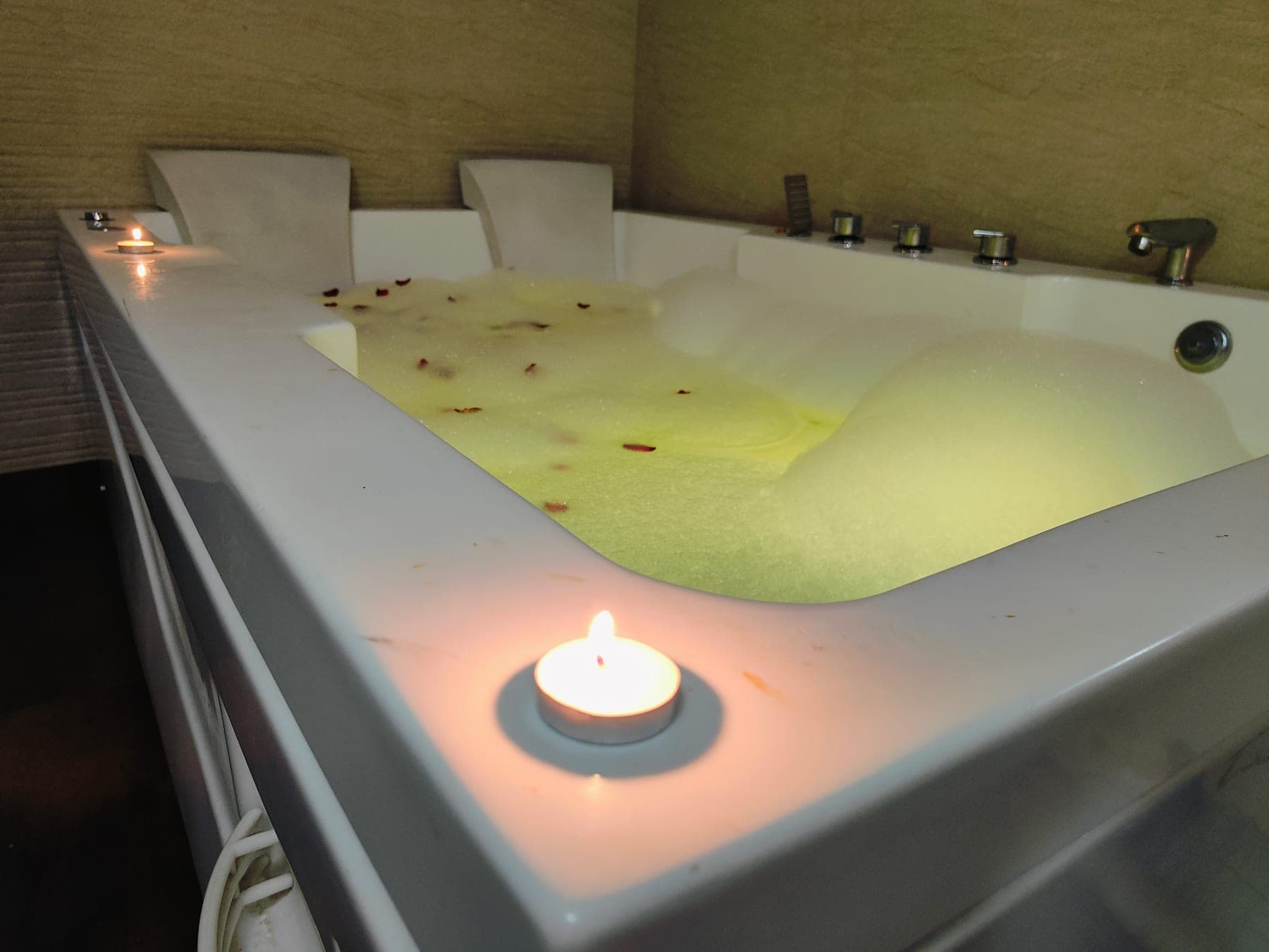 Relaxing massage treatment room at Oceanic Spa Vashi