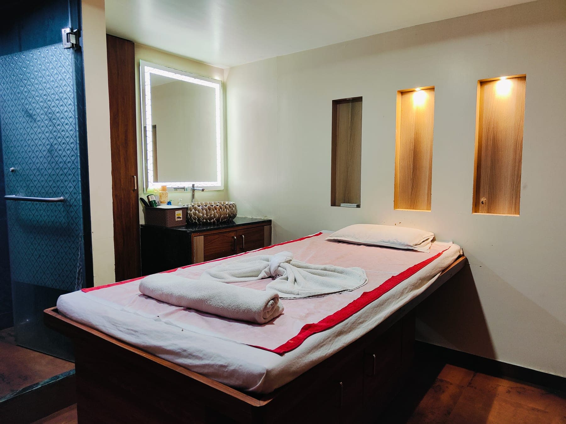 Professional massage treatment at Oceanic Spa Vashi