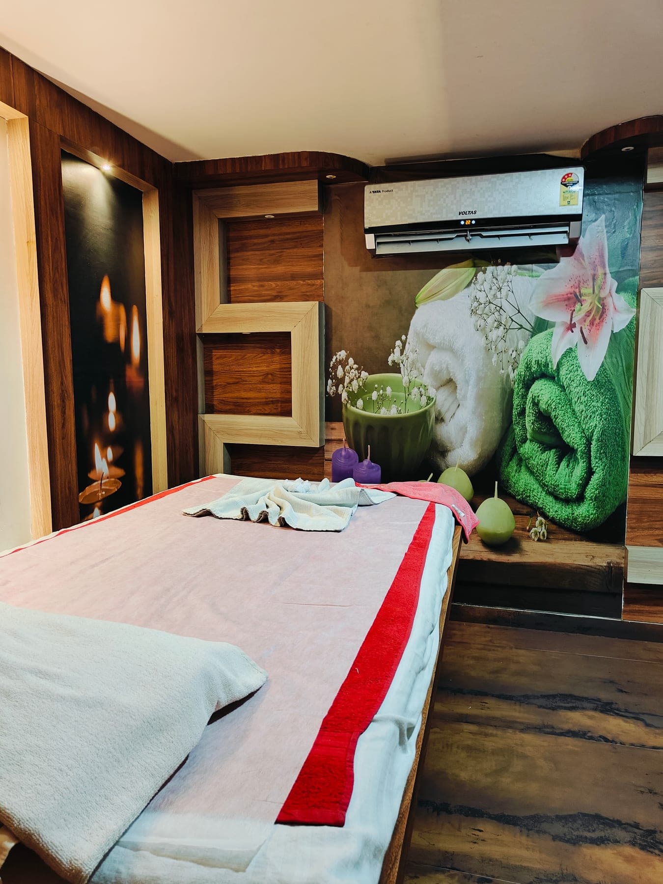 Couple massage treatment room at Oceanic Spa Vashi