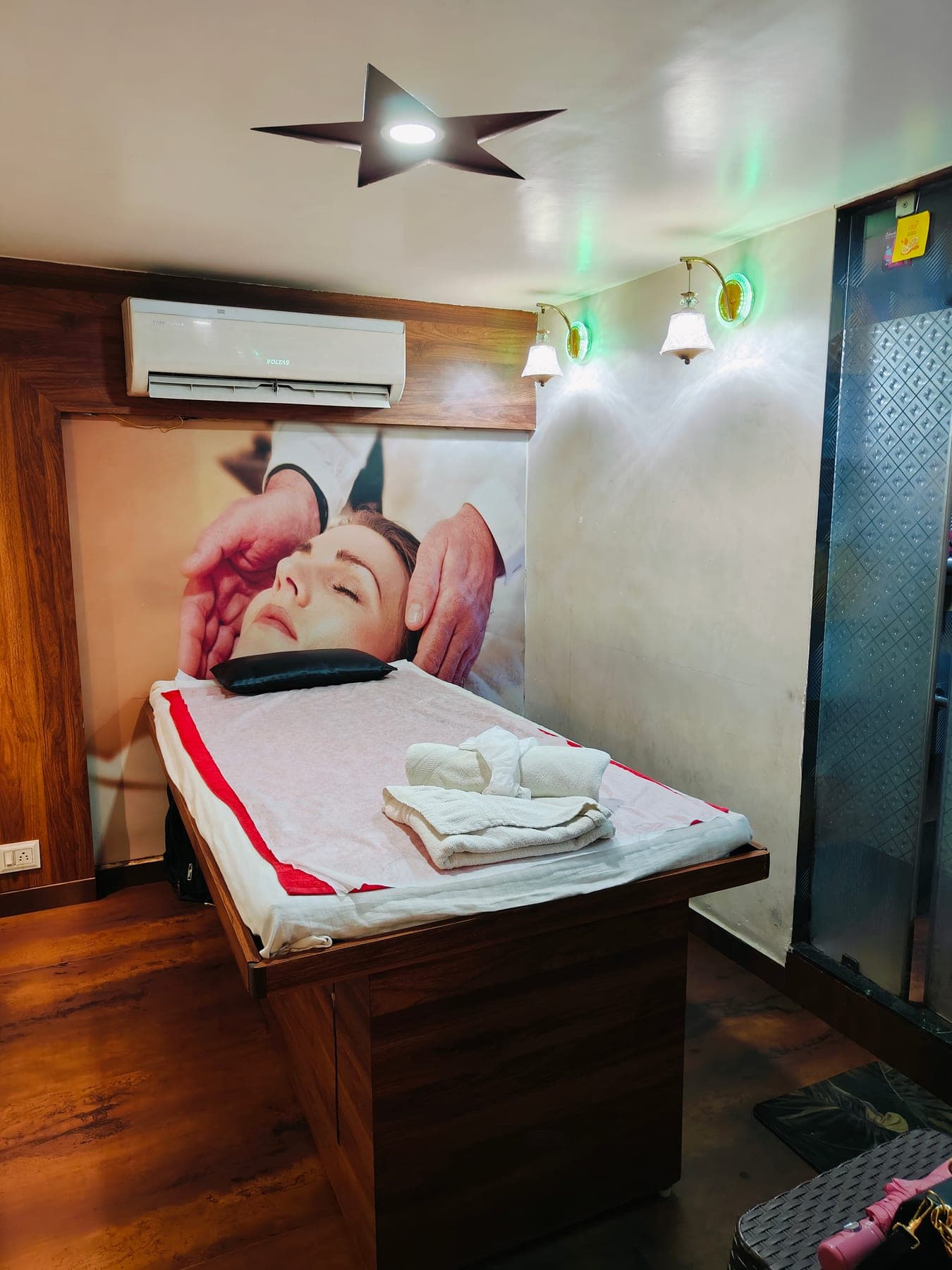 Spa jacuzzi area at Oceanic Spa Vashi